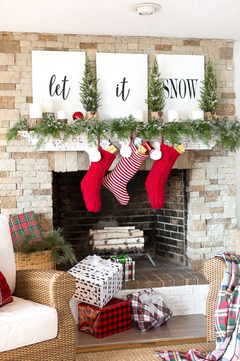 From classically traditional to charmingly rustic, these Christmas mantel ideas include many decorating styles designed by exceptionally creative bloggers. Diy Christmas Fireplace, Holiday Mantel Decor, Holiday Mantel, Christmas Fireplace Decor, Christmas Mantel Decorations, Christmas Decorations Living Room, Christmas Mantle, Christmas Living Rooms, Christmas Fireplace