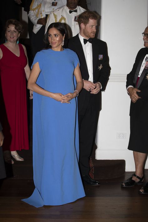 Meghan Markle Wears an Elegant Blue Safiyaa Cape Gown for Her First State Dinner as a Royal in Fiji State Dinner, Prins Harry, Ellie Saab, Prinz Harry, Cape Gown, Cape Dress, Prince Harry And Meghan, The Duchess, Prince Charles