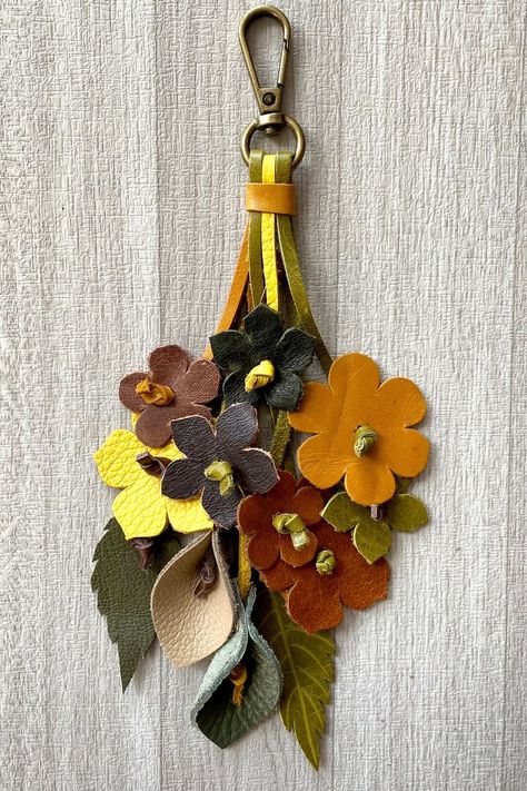 Handbag Charms: 🌟 Add Flair with Trendy Handbag Charms! 👜💫 Diy Leather Flowers, Purse Charms Diy, Custom Leather Work, Winter Market, Etsy Shop Branding, Leather Jewelry Making, Handmade Leather Jewelry, Tassel Bag Charm, Calla Lily Flowers