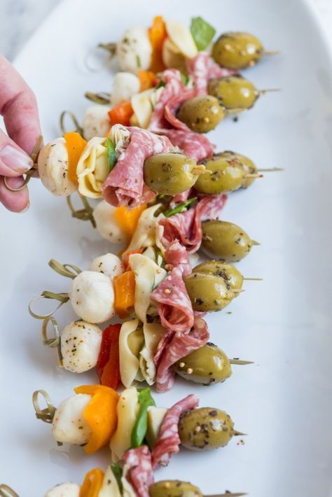 Antipasto Skewers | Party appetizers, entertaining ideas, party ideas, party recipes and more from @cydconverse Nye Apps, Appetizers Fancy, Prom Food, Entertaining Ideas Party, Classy Appetizers, 007 Party, Vday Party, Nye Dinner, Antipasto Skewers