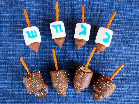 Hannukah Recipes, Hanukkah Desserts, Holiday Food Crafts, Jewish Crafts, Hanukkah Crafts, Hanukkah Food, Chanukah Party, How To Celebrate Hanukkah, Edible Crafts