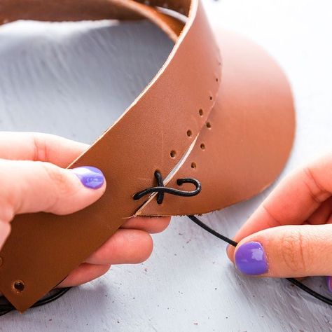 Diy Leather Hat, Leather Accessories Diy, Pola Topi, Handmade Leather Work, Casual Hats, Baby Turban Hat, Leather Shoe Laces, Diy Leather Projects, Diy Leather Bag