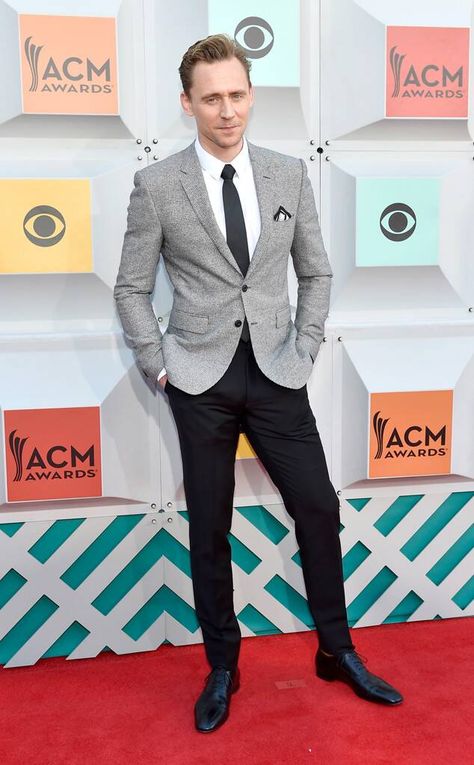 Tom Hiddleston from ACM Awards 2016 Red Carpet Arrivals on E! Online Grey Blazer Black Pants, Grey Jacket Black Pants, Paralegal Outfits, Masculine Contemporary, Grey Blazer Outfit, Outfit Boda, Grey Pants Men, Black Pant Suit, Grey Suits