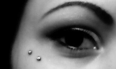 I want another dermal on the side on my face like this! Except I want it to be diamonds ;) Face Dimples, Face Dermal, Anti Eyebrow, Microdermal Piercing, Piercing Inspo, Face Piercings, Piercings For Girls, Cool Piercings, Facial Piercings