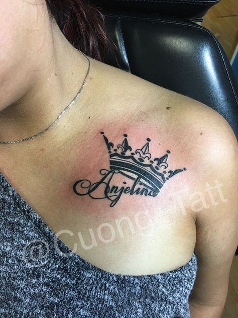 Fine line lettering with Crown Tattoo. Wife Name Tattoo, Shoulder Name Tattoo, Name With Crown Tattoo, Tato Nama, Small Wave Tattoo, Girl Shoulder Tattoos, Names Tattoos For Men, Crown Tattoo Design, Tattoo For Son