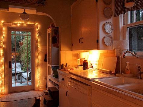 Cute Cozy Kitchen, Cozy Kitchen Lighting, Cozy House Party, Cozy Warm Kitchen, Fairy Lights Kitchen, Warm Cozy Home Decor, Warm Cozy Kitchen, Kitchen At Night, Warm Cozy Home