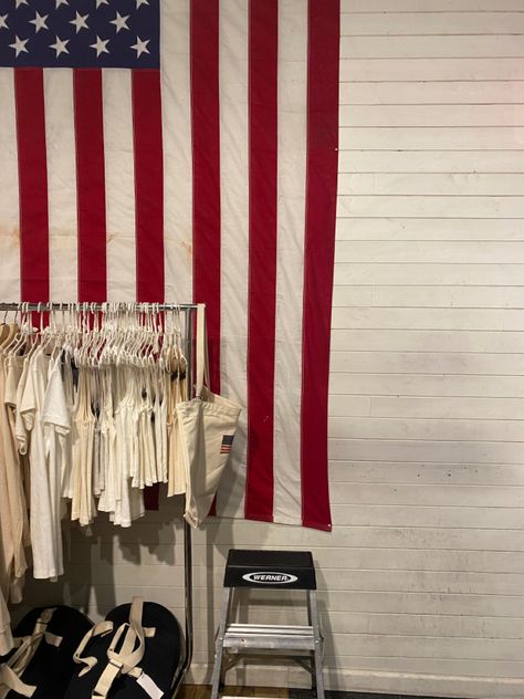 Brandy Melville Bedroom, Brandy Melville Aesthetic Room, Brandy Melville Aesthetic Wallpaper, Brandy Melville Wallpaper, Brandy Melville Room, Flags In Bedroom, Stores Like Brandy Melville, Flag Display Ideas, Brandy Melville Store