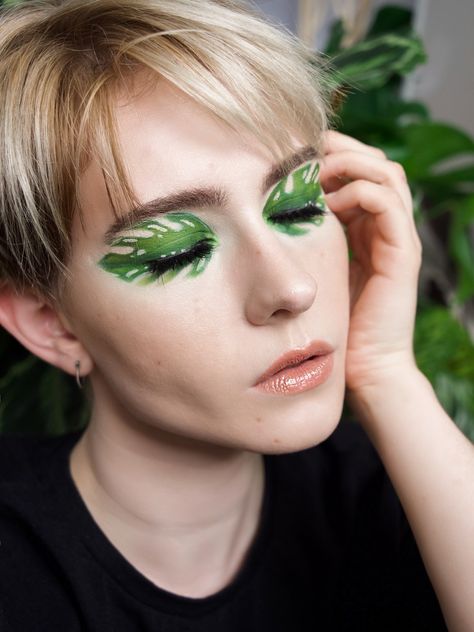 Plant Themed Makeup, Green Leaf Makeup, Plant Eyeliner, Jungle Makeup Ideas, Plant Makeup Looks, Fragile Costume, Leaf Eye Makeup, Vine Makeup, Moss Makeup