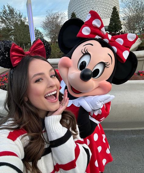 Larissa Manoela (@larissamanoela) • Instagram photos and videos Disneyland Orlando, Disney Movie Collection, Disney Poses, Disney Picture Ideas, Disney Trip Outfits, Disneyland Photos, Disney Photo Ideas, Disney Paris, Inspirational Photography