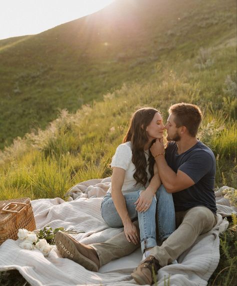 White Sheet In Field Photoshoot, Blanket Couple Photoshoot, Picnic Blanket Photoshoot Couple, Quilt Engagement Pictures, Engagement Photos Sitting On Blanket, Summer Picnic Engagement Photos, Couple Sitting On Blanket Poses, Engagement Gazebo, Dock Couples Photoshoot