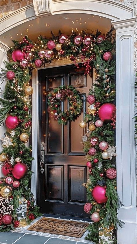 Christmas Holiday Front Porch Decor, Elegant Christmas Porch Decor, Elegant Outdoor Christmas Decor, Christmas Garland Outdoor Front Porches, Christmas Door Garland Ideas, Christmas Front Yard Decor, Christmas Door Garland Diy, Elegant Outdoor Christmas Decorations, Fall Door Garland