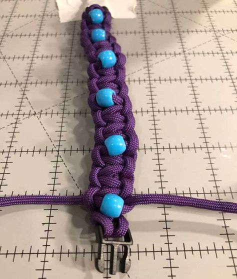 Paracord And Beads, How To Paracord Bracelet, Paracord With Beads, Beaded Paracord Bracelet, Paracord Projects Diy Easy, Easy Paracord Bracelets, Paracord Bracelet With Beads, Paracord Belt, Paracord Bracelet Designs