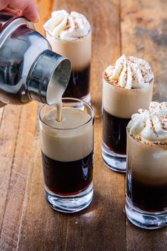 Tiramisu Shots, Liqueur Cocktails, Coffee Shots, Kahlua Recipes, Xmas Drinks, Liquor Recipes, Coffee Liqueur, Coffee Shot, Boozy Drinks