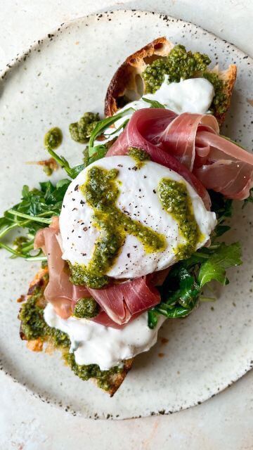 Italian Food Breakfast, Buratta Pesto, Italian Brunch Ideas, Pretty Toast, Breakfast Plating, Prosciutto Breakfast, Italian Toast, Stracciatella Cheese, Brunch Toast