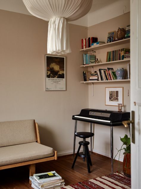 A Charming & Soft Family Apartment in Stockholm — THE NORDROOM Piano Room Decor, Instrument Storage, Scandinavian Loft, Bohemian Apartment, Home Music Rooms, Piano Decor, Music Corner, Piano Room, Family Apartment