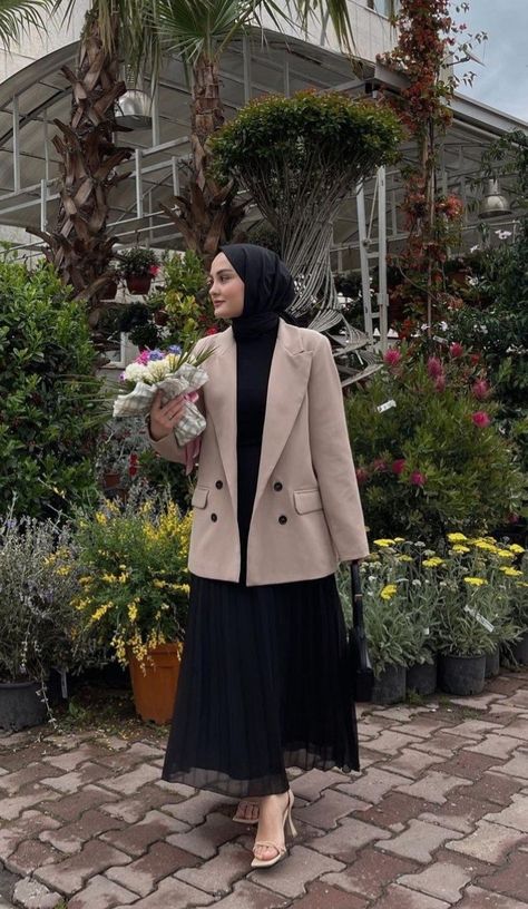 Modest Outfits With Blazers, Blazer Muslimah Outfit, Elegant Classy Hijab Outfits, Blazer With Dress Hijab, Office Hijab Style, Ootd Blazer Casual, Blazer Outfits Casual Hijab, Hijab Corporate Outfit, Modest Formal Outfits For Women