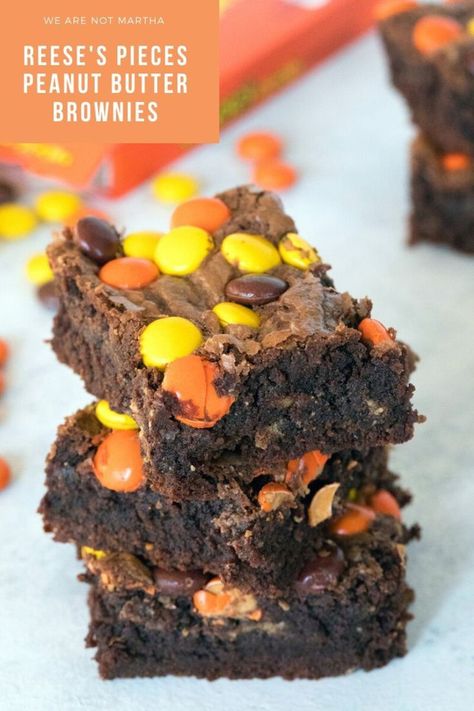 Reese's Pieces Peanut Butter Brownies -- These brownies are packed with peanut butter, chocolate, Reese's Peanut Butter Cups, and Reese's Pieces. Peanut butter lovers, rejoice! | wearenotmartha.com #brownies #peanutbutter #reeses #reesespieces Peanut Butter Brownies Recipe, Peanut Butter Squares, Reese's Peanut Butter Cups, Reese's Pieces, Butter Brownies, Dessert Bar Recipe, Peanut Butter Desserts, Peanut Butter Brownies, Peanut Butter Lovers