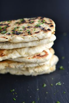 Bisquick Naan Garlic Naan Bread Recipe, Pane Naan, Butter Naan, Homemade Naan, Recipes With Naan Bread, Garlic Naan, God Mad, Half Baked, Half Baked Harvest