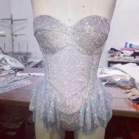 Award Show Performance Outfit, Celeb Performance Outfit, Glitter Performance Outfit, Bling Aesthetic Outfit, Glitter Stage Outfit, 2000s Performance Outfits, Concert Performance Outfit Ideas, Sparkly Performance Outfit, 7 Rings Outfits