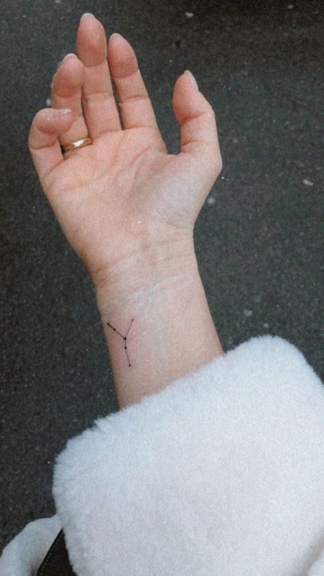 Small Tattoo Ideas For Cancers, Small Constellation Tattoo, Zodiac Tattoos For Cancers, Zodiac Constellation Tattoo, Simbolos Tattoo, Constellation Tattoo, Small Meaningful Tattoos, Tattoos Geometric, Zodiac Tattoos