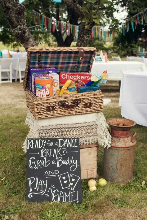 Wedding Games Beach, Outdoor Spring Wedding Ideas Rustic, Wedding Backyard Games, Summer Picnic Wedding, Diy Wedding Entertainment, Backyard Wedding Activities, Wedding Game Table, Creative Wedding Activities, Campground Wedding Reception