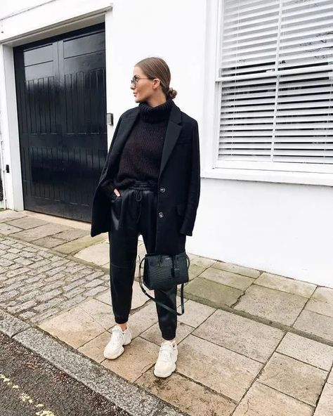 Brunch Outfit Black Woman, Nadia Anya, Lederhosen Outfit, Brooklyn Blonde, New Wardrobe Ideas, Brunch Outfits, Sneaker Outfits, Perfect Brunch, Joggers Outfit