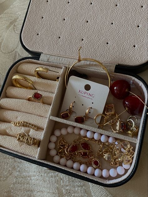 Red Jewelry Aesthetic, Old Money Lana Del Rey, Pearls Aesthetic, Jewlery Storage, Aesthetic Old Money, Aesthetic Old, Lana Jewelry, Jewelry Aesthetic, Red Jewelry