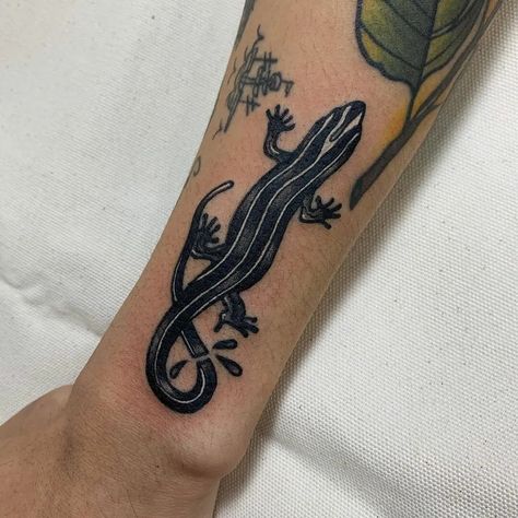 101 Amazing Lizard Tattoo Designs You Must See! - Outsons Two Headed Lizard Tattoo, Gecko Tattoo, Lizard Tattoo, Beetle Tattoo, Cute Lizard, Traditional Style Tattoo, Men's Fashion Tips, Incredible Tattoos, Sternum Tattoo