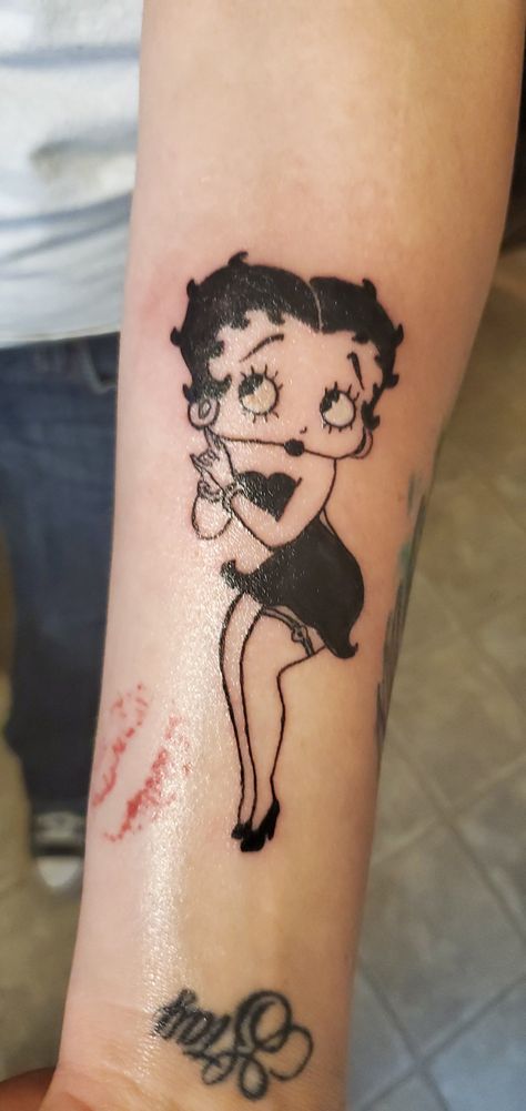 Betty Boop Pin Up Tattoo, Goth Betty Boop, Betty Boop Tattoo Vintage, Betty Boop Tattoo Ideas, Betty Boop Tattoo, Baddie Tats, Monroe Tattoo, Betty Boop Tattoos, Pinup Tattoo