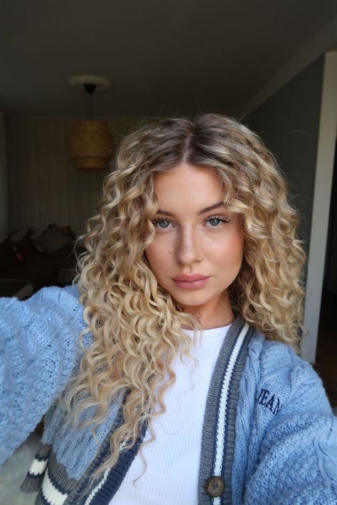 Blond On Curly Hair, Blonde Frizzy Curly Hair, Bronde Balayage Natural Curly Hair, Curly Hair With Dimension, Curly Dimensional Blonde, Creamy Blonde Curly Hair, Curly Blonde Hair Women, Balayage Hair Curly Blonde, Lived In Blonde Curly Hair