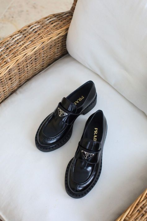 Prada Shoes Loafers, Prada Chunky Loafers, Loafer Prada, Chunky Loafers Outfit Style, Prada Loafers Outfit, เสื้อผ้า Kylie Jenner, Classical Shoes, Elegant Flat Shoes, Prada Flats