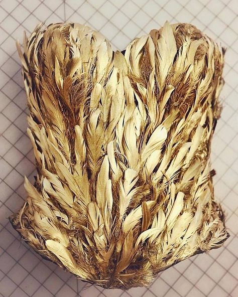 Feather Corset, Corset Bustier Top, Corset Black, Goddess Costume, Quoi Porter, Corset Bustier, Gold Aesthetic, Gold Feathers, Feather Dress