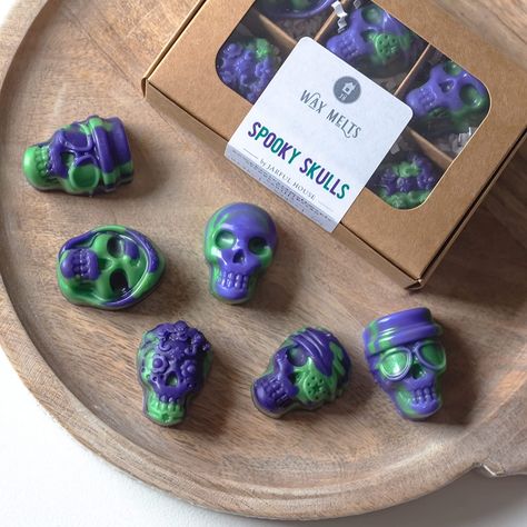 Skull Wax Melts, Halloween Wax Melts, Creation Bougie, Diy Wax Melts, Christmas Fragrance, Scented Wax Cubes, Handmade Wax Melts, Diy Wax, Maple Pecan