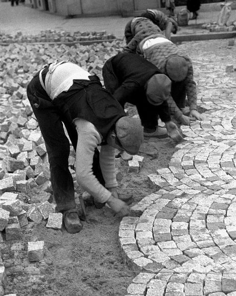 photos by Fred Stein: Cobblestones, Paris, 1936 Old Paris, I Love Paris, Albufeira, Paris Photo, Foto Vintage, Vintage Paris, Street Photographers, Black And White Photographs, Vintage Photographs