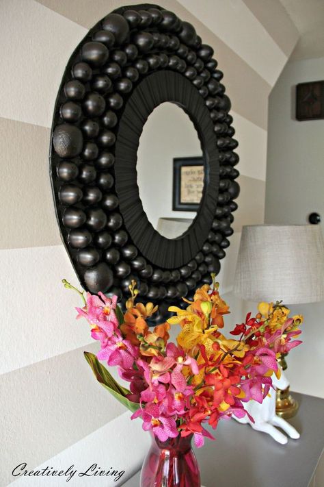 Giant Bubble Mirror Tutorial...You'll Never Guess What It's Made From! ~ I was flabbergasted! I would like to add some marquee lights to it too.... Bubble Mirror, Mirror Tutorial, Mirror Decor Ideas, Small Round Mirrors, Giant Bubbles, Mirror Makeover, Easy Diy Wreaths, Entryway Mirror, Big Mirror