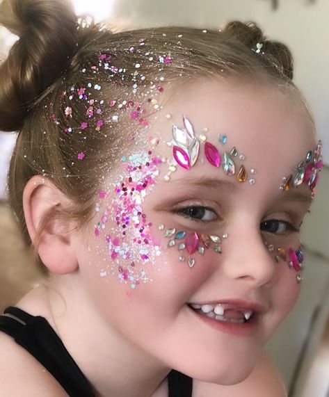 Kids Glitter Makeup, Glitter Face Ideas, Face Painting Glitter, Barbie Face Painting Ideas, Glitter On Face Ideas, Glitter Bar Party, Face Glitter Ideas, Glitter On Face, Stand Glitter