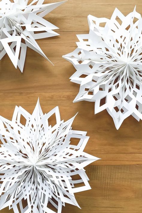 Cute Paper Snowflake Designs, 3d Snowflakes Cricut, White Paper Stars Christmas, Paper Snowflakes Diy 3d, Diy Paper Snowflakes Decorations, 3d Paper Snowflake Patterns Templates, 3d Snowflake Svg Free Cricut, Homemade Paper Snowflakes, White Paper Snowflakes