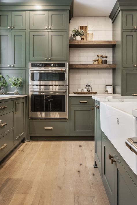 Olive Green Kitchen, Model Dapur, Interior Dapur, Sage Green Kitchen, Kabinet Dapur, Green Kitchen Cabinets, Shaker Style Kitchens, Green Cabinets, Kitchen Farmhouse