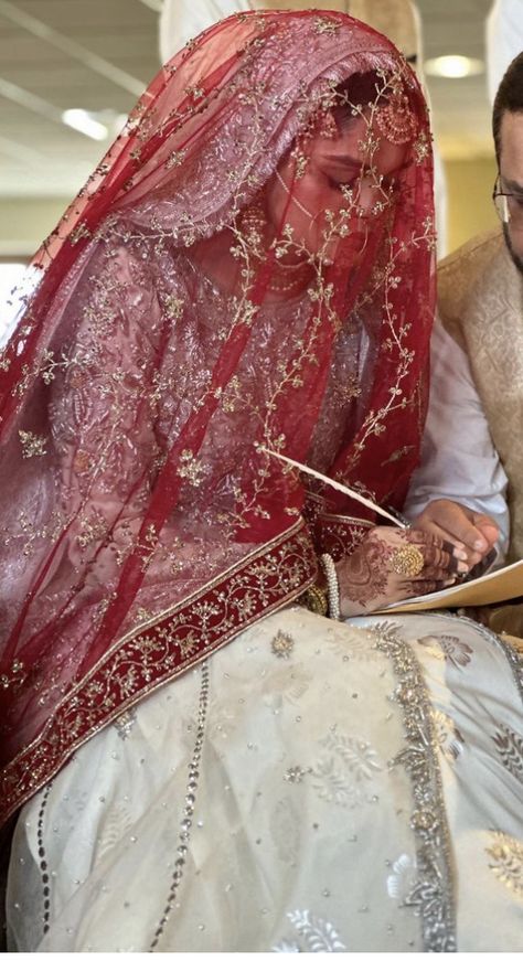 Nikah Dupatta Ideas, Nikkah Dupatta Ideas, Muslim Bridal Lehenga, Nikaah Aesthetics, Pakistani Nikkah Bride, Dulhan Dupatta, Nikah Dupatta, Nikkah Dupatta, Muslim Bridal Dress