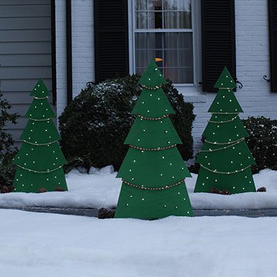 Learn how to make a lighted, Christmas Noel Yard Tree. Watch our videos for step-by-step instructions and the required tools and materials Christmas Tree Yard, Ideas Decoracion Navidad, Wooden Trees, Outside Christmas Decorations, Christmas Cutouts, Christmas Yard Art, Wooden Christmas Decorations, Pallet Christmas, Christmas Yard Decorations