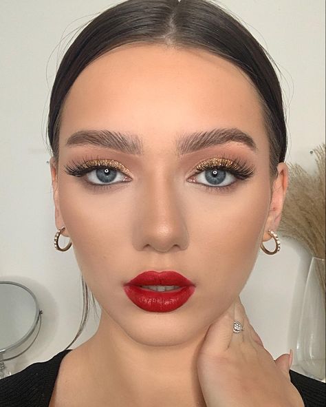 Gold Eyeshadow Looks With Red Lips, Gold Eyeshadow And Red Lips, Gold Eye Red Lip Makeup, Gold Eyeshadow With Red Lipstick, Christmas Party Glam Makeup, Holiday Photo Makeup, Gold Eyes Red Lips Makeup, Gold Eyes Red Lips, Makeup Looks For Christmas Party