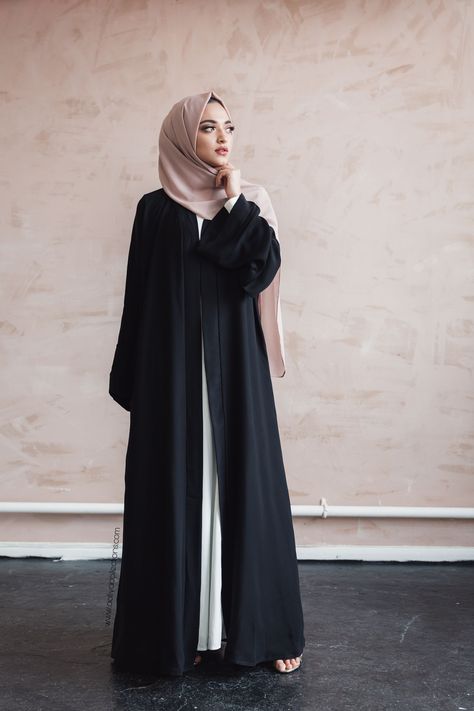 Black Open Abaya, Simple Abaya Designs, Open Abayas, Islamic Clothing Abayas, Abaya Noir, Black Abaya Designs, Abaya Designs Latest, Casual Attire For Women, Black Abaya