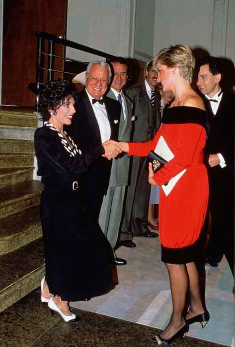 Diana, Princess of Wales meets Joan Collins at a charity per Princess Diana Hair, Black Velvet Gown, Princess Diana Fashion, Princess Diana Family, Princess Diana Pictures, Strapless Evening Gowns, Princes Diana, Diana Fashion, Joan Collins