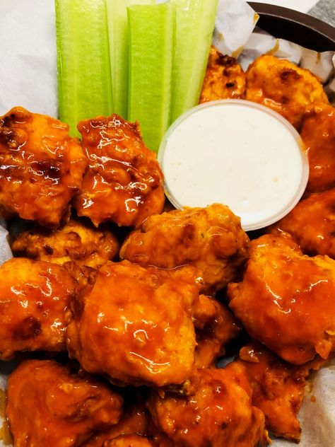 Air Fryer Boneless Wings, Boneless Wing Recipes, Wings Buffalo, Boneless Chicken Wings, Chicken Wing Sauces, Boneless Wings, Buffalo Wing, Buffalo Wing Sauce, Air Fryer Chicken Wings