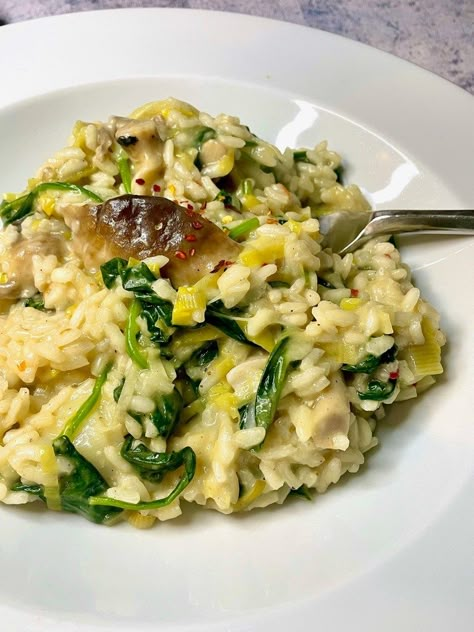 Mushroom, Leek and Spinach Risotto - Best Recipes UK Mushroom Leek Risotto, Leek And Spinach Recipes, Leek Risotto Recipes, Cheesy Leeks, Leek Risotto, Mushroom Leek, Parmesan Butter, Spinach Risotto, Rice Side Dish Recipes