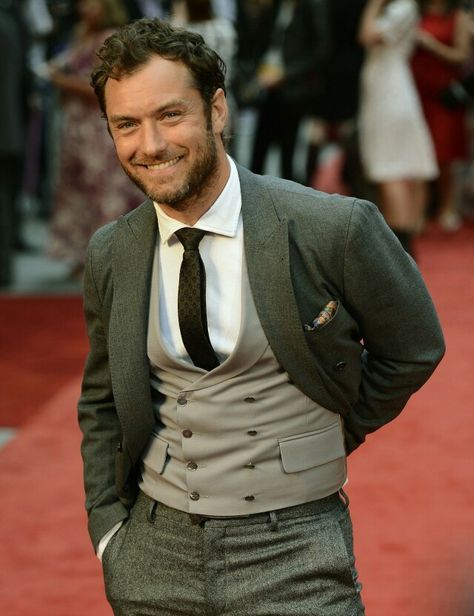 Jude Law Terno Slim Fit, A Man In A Suit, Man In A Suit, Outfit 2020, Jude Law, Sharp Dressed Man, Well Dressed Men, Gentleman Style, Happiness Is