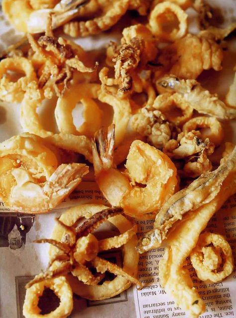 Fritto Misto Amalfitano Recipe | Fried Mixed Seafood With Lemon | Leite's Culinaria Fritto Misto Recipe, Italian Fries, Mixed Seafood Recipe, Pasta Gnocchi, Fried Seafood, Poached Fish, Seafood Medley, Seafood Platter, Fish Soup