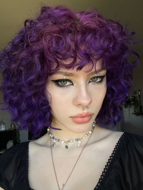 Prom Hairstyles With Gems, Photography Poses Selfie, Liner Makeup Looks, Makeup Looks Grunge, 2023 Curly Hair, Purple Curly Hair, Curly Purple Hair, Curly Prom Hair, Dark Purple Hair