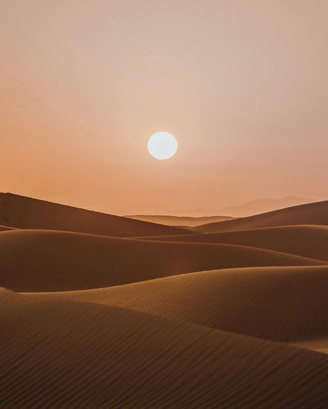 Golden hour...✨🌙 glowing desert layers as we watched the sun slowly rise & the sand start to sparkle. ✨ Aesthetic Desert, Sand Game, Desert Aesthetic, Game Aesthetic, Wallpaper Estetika, Beige Aesthetic, Brown Aesthetic, In The Desert, Sand Dunes