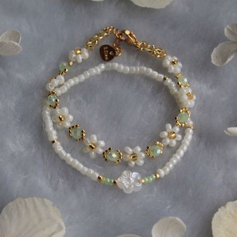 Spring Beaded Bracelets, Bracelet Set Ideas, Cute Beaded Jewelry, Daisy Gifts, Beads Packaging, Gold Beaded Bracelets, Green Jewellery, Hand Beaded Jewelry, Beaded Work